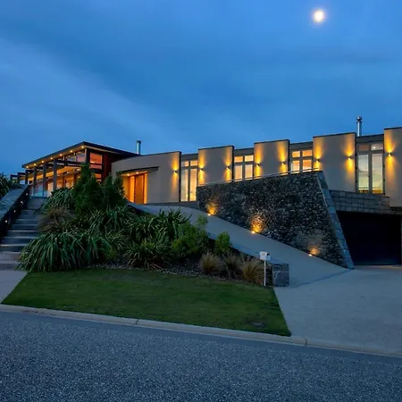 Mt Gold Retreat - Sleeps 8 - Spa Pool - Tennis Court