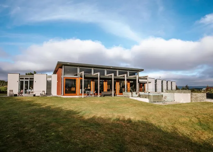 Mt Gold Retreat - Sleeps 8 - Pool - Tennis Court Holiday home Wanaka