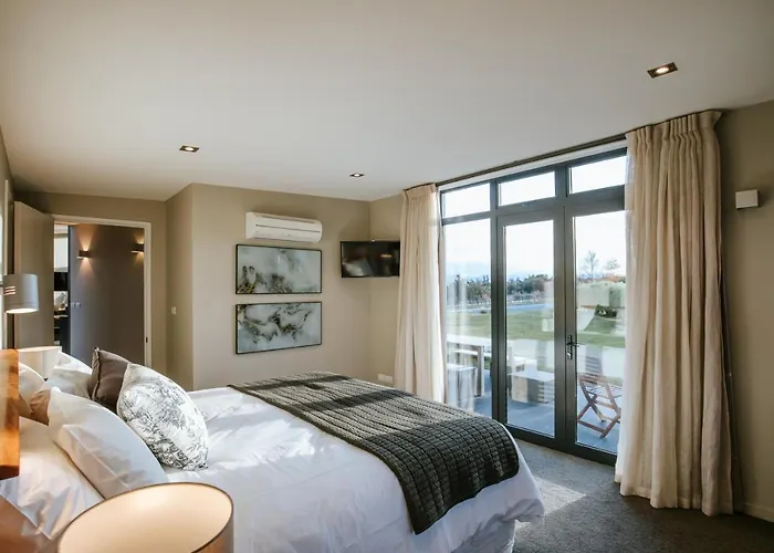 Mt Gold Retreat - Sleeps 8 - Pool - Tennis Court Holiday home Wanaka