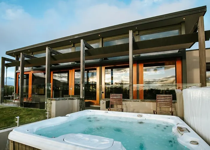 Mt Gold Retreat - Sleeps 8 - Pool - Tennis Court