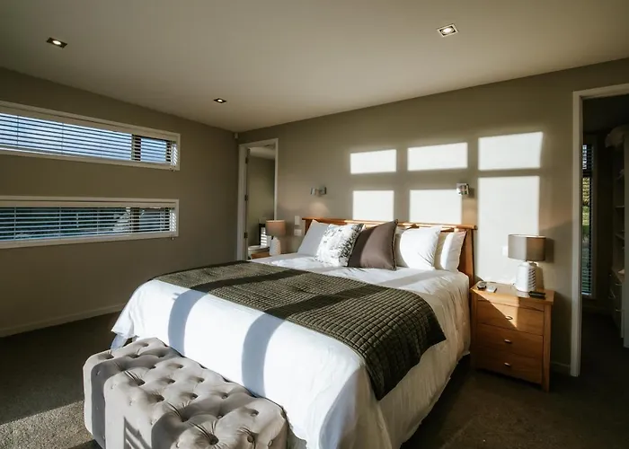 Mt Gold Retreat - Sleeps 8 - Pool - Tennis Court Wanaka