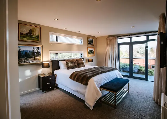 Mt Gold Retreat - Sleeps 8 - Pool - Tennis Court
