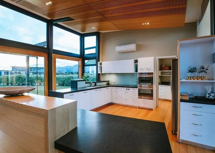 Mt Gold Retreat - Sleeps 8 - Pool - Tennis Court Wanaka