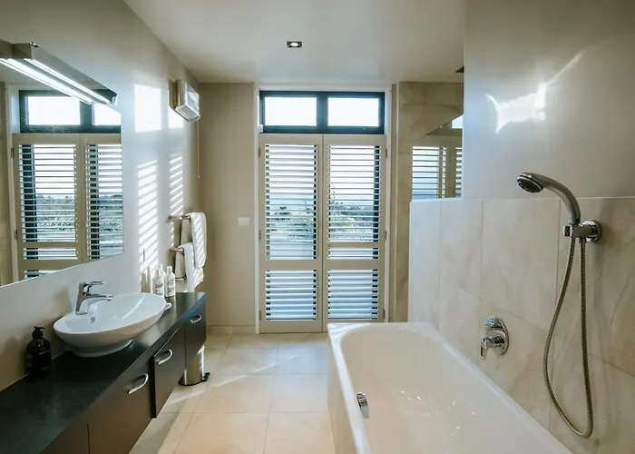 Mt Gold Retreat - Sleeps 8 - Pool - Tennis Court Holiday home Wanaka