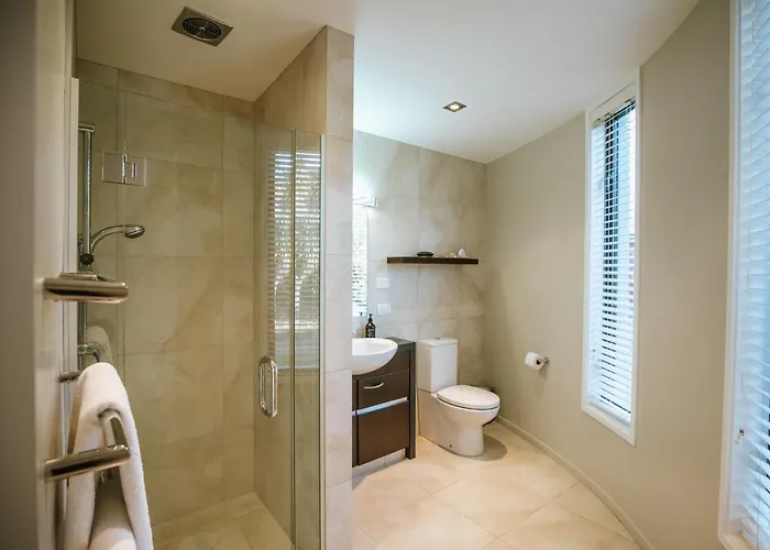 Mt Gold Retreat - Sleeps 8 - Pool - Tennis Court *